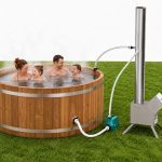 ECOPOOLTECH Chauffe-piscine à granulés – Système de chauffage extérieur au bois performant – Serpentin de chauffe en titane résistant à la corrosion – Idéal pour hot tubs, spas & petites piscines – Pompe de circulation incluse