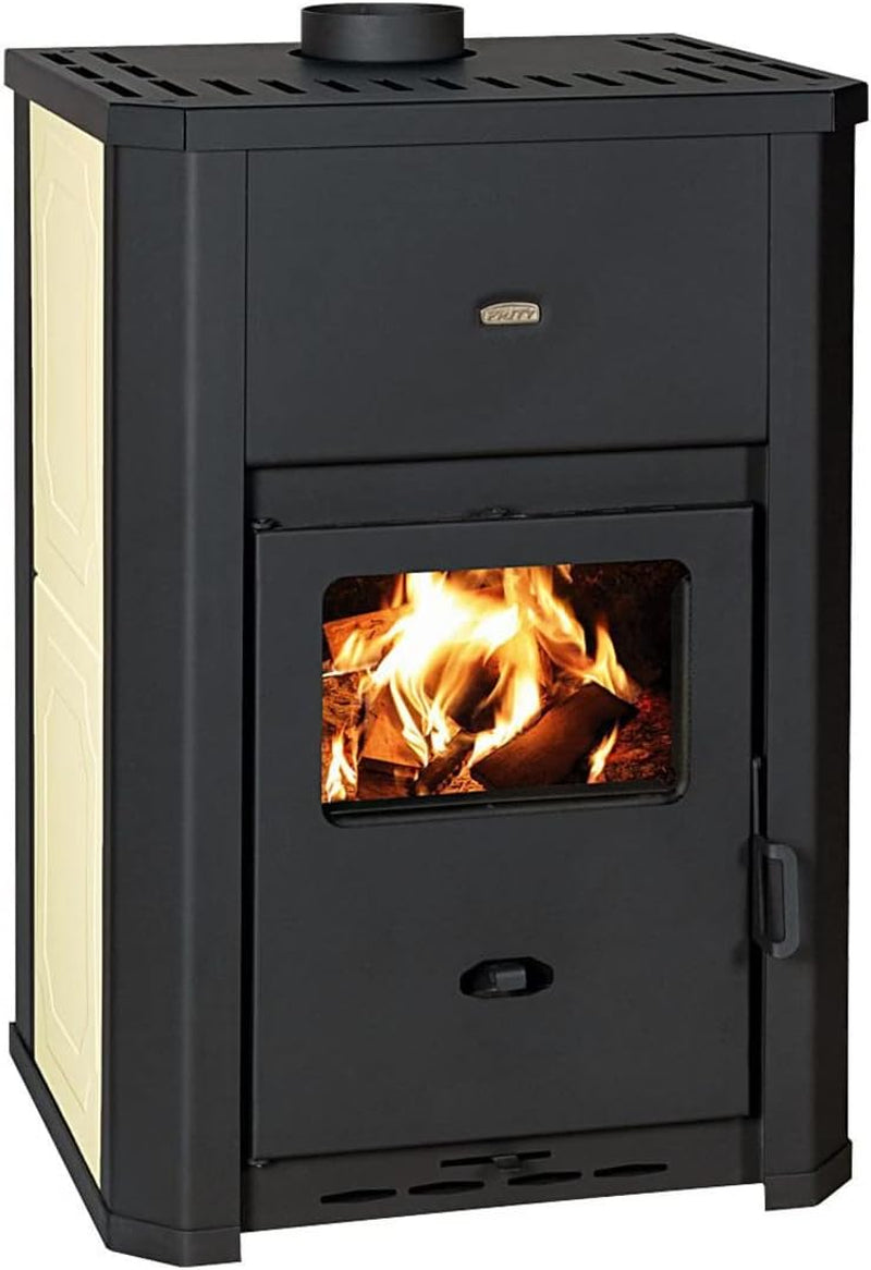 62d04f279aa85e33c4d78b7932f36ff5.jpg Prity WD W24 D Poêle bouilleur – 24,3 kW – Avec raccordement au chauffage central – 18,2 kW côté eau – Panneaux latéraux blanc crème – Grand hublot – Image 1