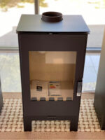 Verso Ina L Poêle à bois sur pied – 7,5 kW – Poêle à bois efficace en noir élégant – Idéal pour pièces jusqu'à 120 m³ – Combustion écologique – Design robuste – Image 5