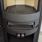 H&M Germany EVO 2.1 Poêle à bois – 7 kW – Poêle design moderne avec vision panoramique – Compartiment à bois intégré avec porte – Classe d'efficacité énergétique A – Raccordements de conduit flexibles – Image 3