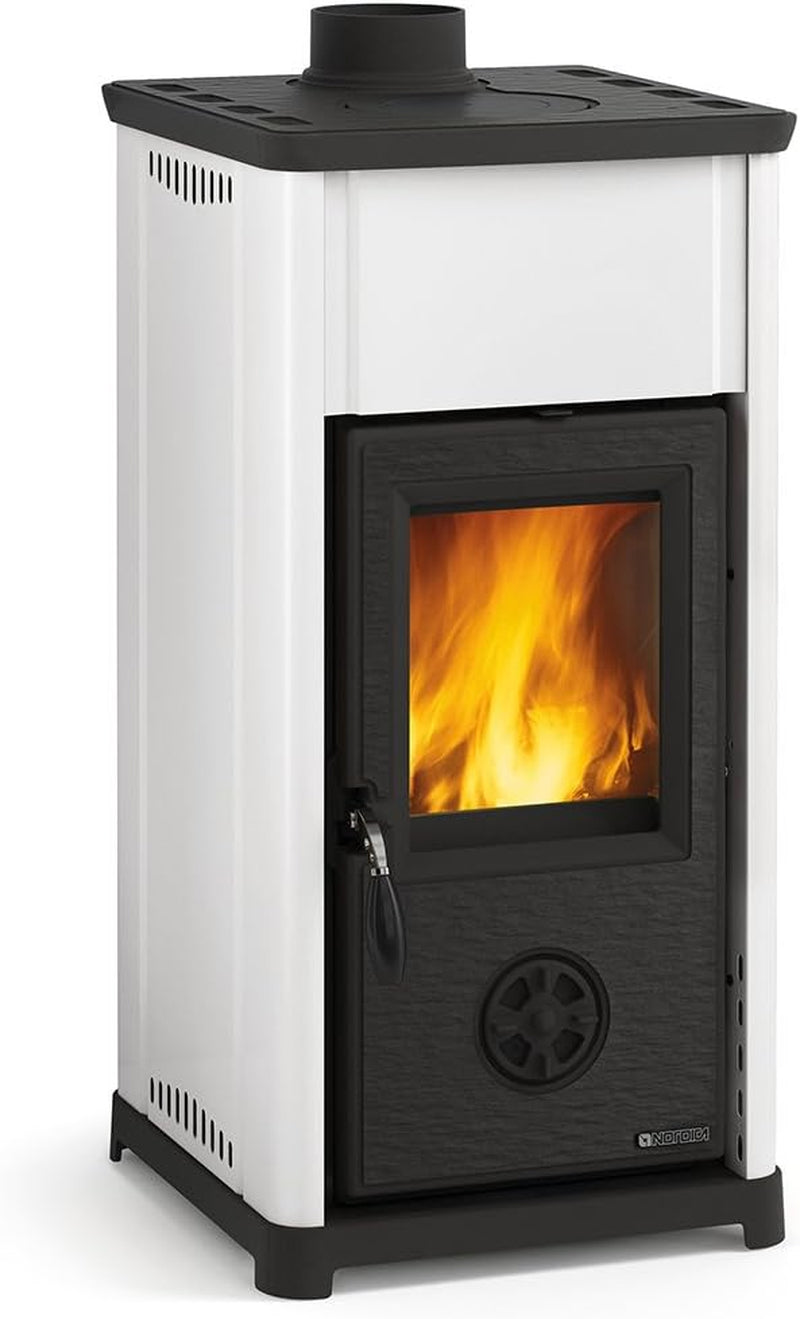 8ebf636cead908545480a498e5f4a7cb.jpg La Nordica « Tea » Poêle à bois – 6,6 kW – Poêle design moderne blanc – Émaillage de qualité – Classe d'efficacité énergétique A+ – Technologie de combustion avancée – Compact & élégant – Image 1