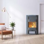 Thermia Bali Max V3 Poêle à bois – 8,5 kW – Poêle exclusif en stéatite – Vitre prismatique – Grande capacité de chauffe (jusqu'à 244 m³) – Compartiment à bois & chauffe-plat intégrés – Économe en énergie – Image 3