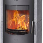 Fireplace Barcelona Poêle à bois – 8 kW – Poêle à accumulation exclusif avec habillage en stéatite – Compartiment à bois intégré – Pour un volume jusqu'à 144 m³ – Design haut de gamme en acier