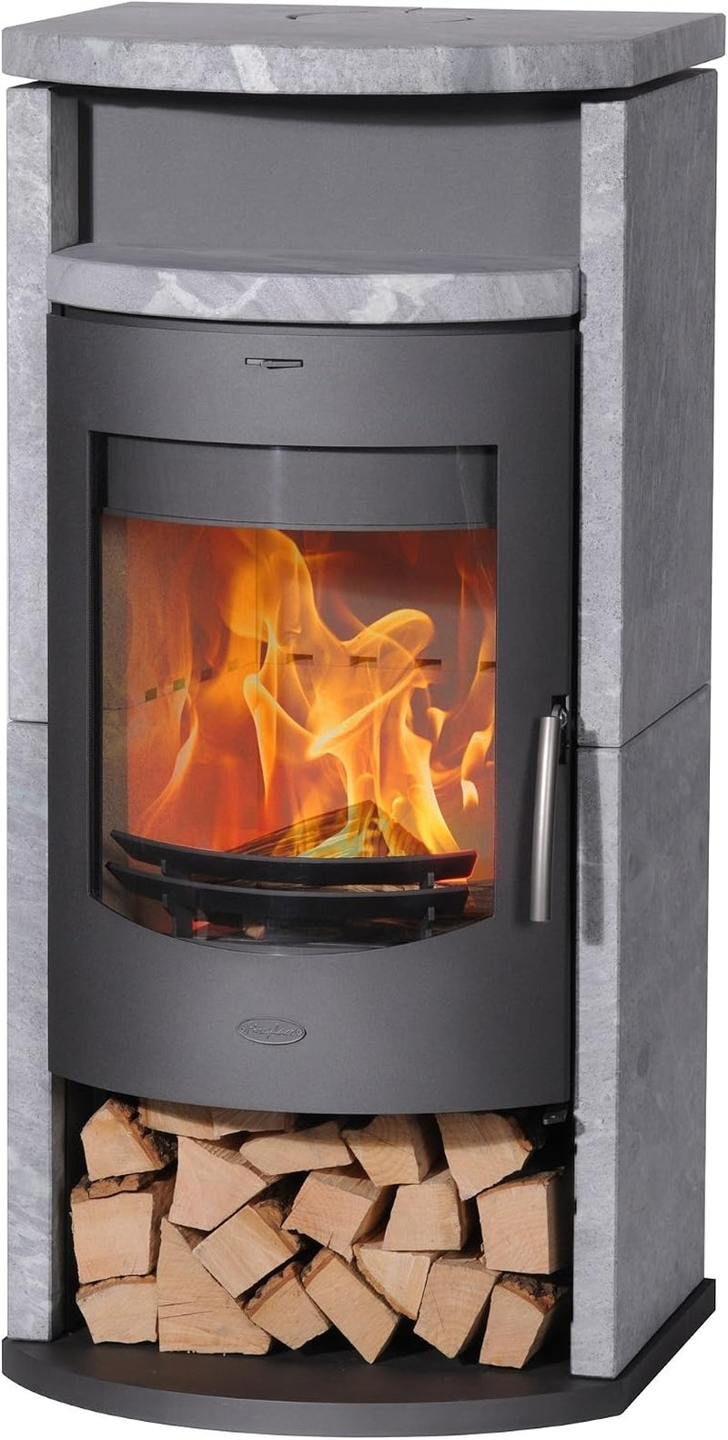 c85c40e55238c3ab4f7d2df7de906848.jpg Fireplace Barcelona Poêle à bois – 8 kW – Poêle à accumulation exclusif avec habillage en stéatite – Compartiment à bois intégré – Pour un volume jusqu'à 144 m³ – Design haut de gamme en acier – Image 1