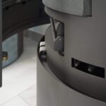 H&M Germany EVO 2.1 Poêle à bois – 7 kW – Poêle design moderne avec vision panoramique – Compartiment à bois intégré avec porte – Classe d'efficacité énergétique A – Raccordements de conduit flexibles – Image 5